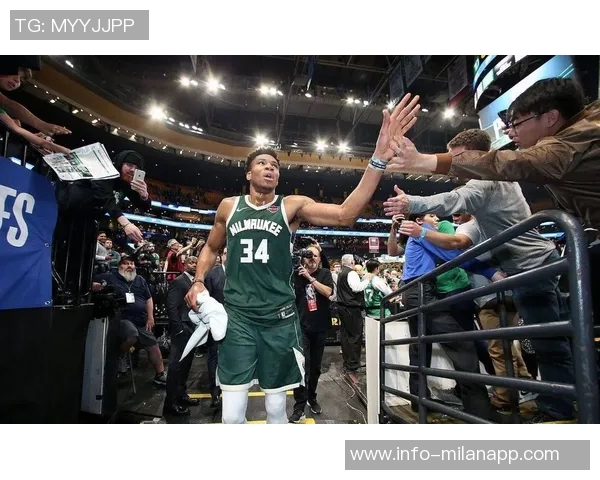 字母哥奋力拼搏半场贡献15分6板球队却落后19分艰难追赶之路 字母哥奋力拼搏半场贡献15分6板球队却落后19分艰难追赶之路